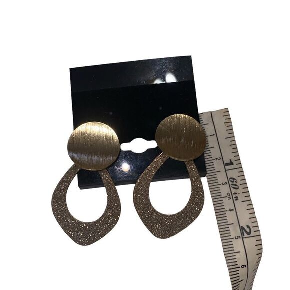 Cute women gold approximately 2” long - Picture 4 of 4